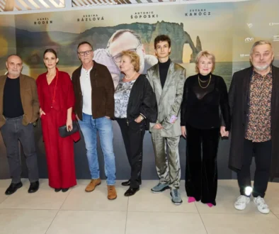 Herci stojí vedle sebe.