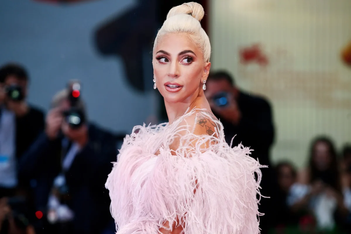 Lady Gaga pózuje fotografům.