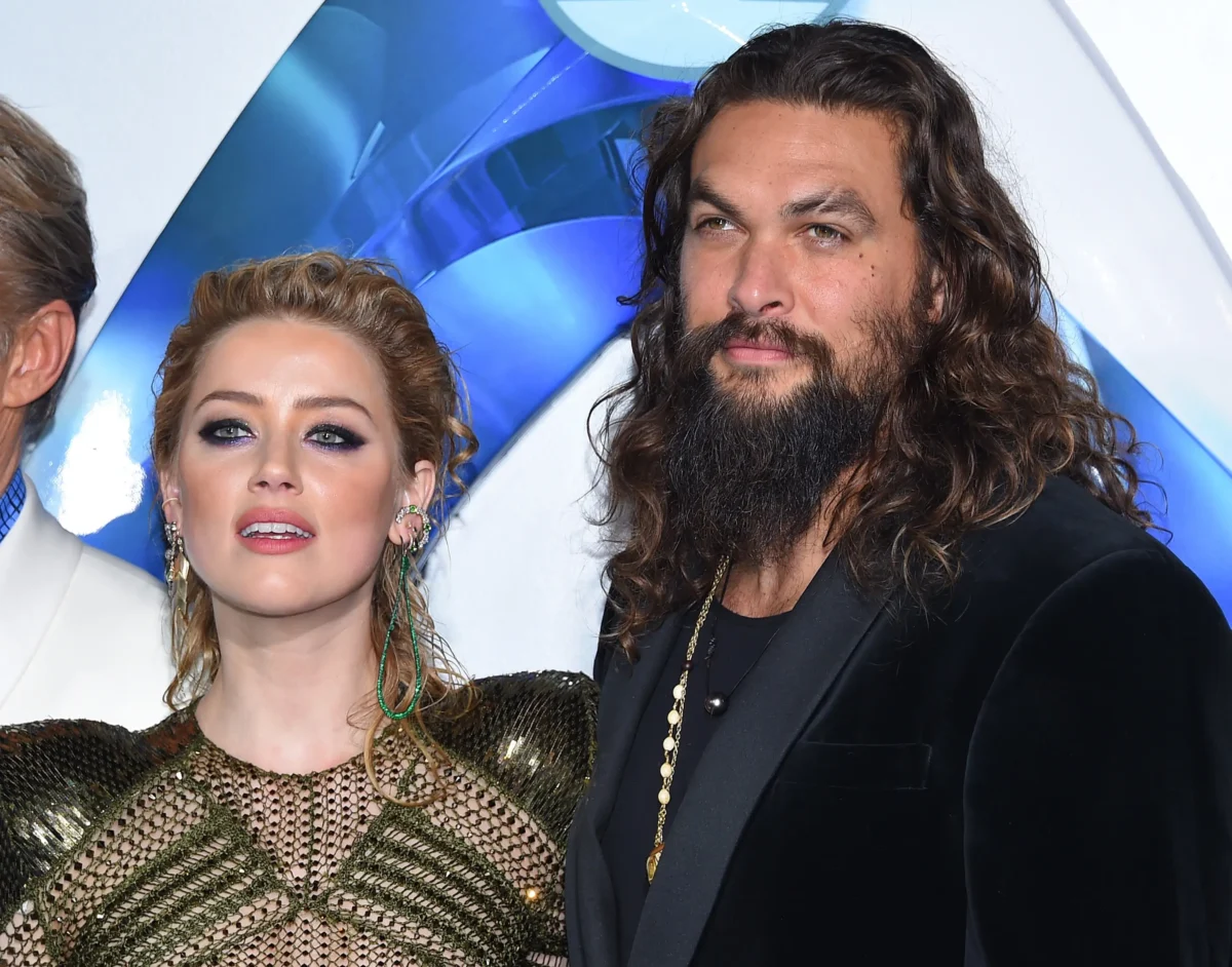 Amber Heard a Jason Momoa stojí vedle sebe.