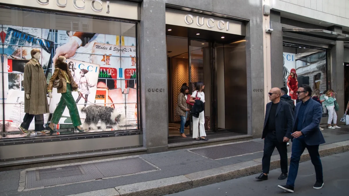 Lidé se procházejí před prodejnou Gucci.
