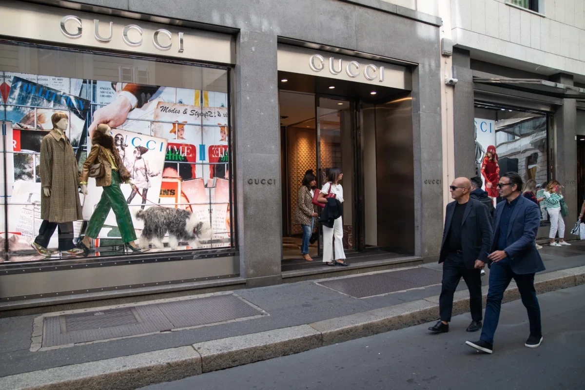 Lidé se procházejí před prodejnou Gucci.