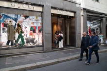 Lidé se procházejí před prodejnou Gucci.