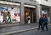Lidé se procházejí před prodejnou Gucci.