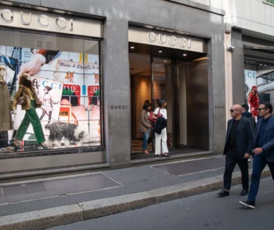 Lidé se procházejí před prodejnou Gucci.