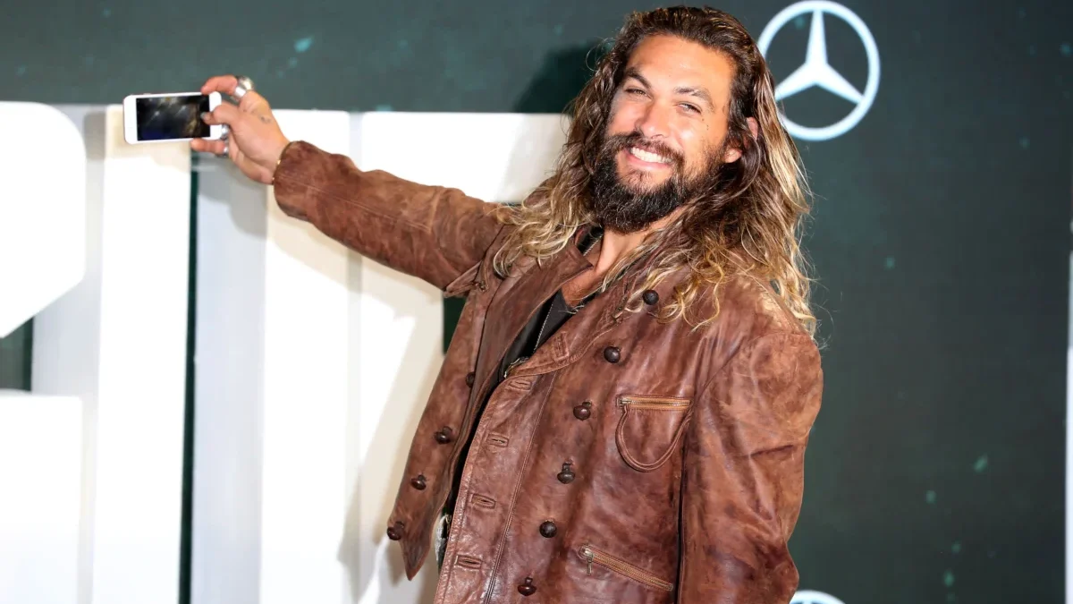 Jason Momoa se fotí.