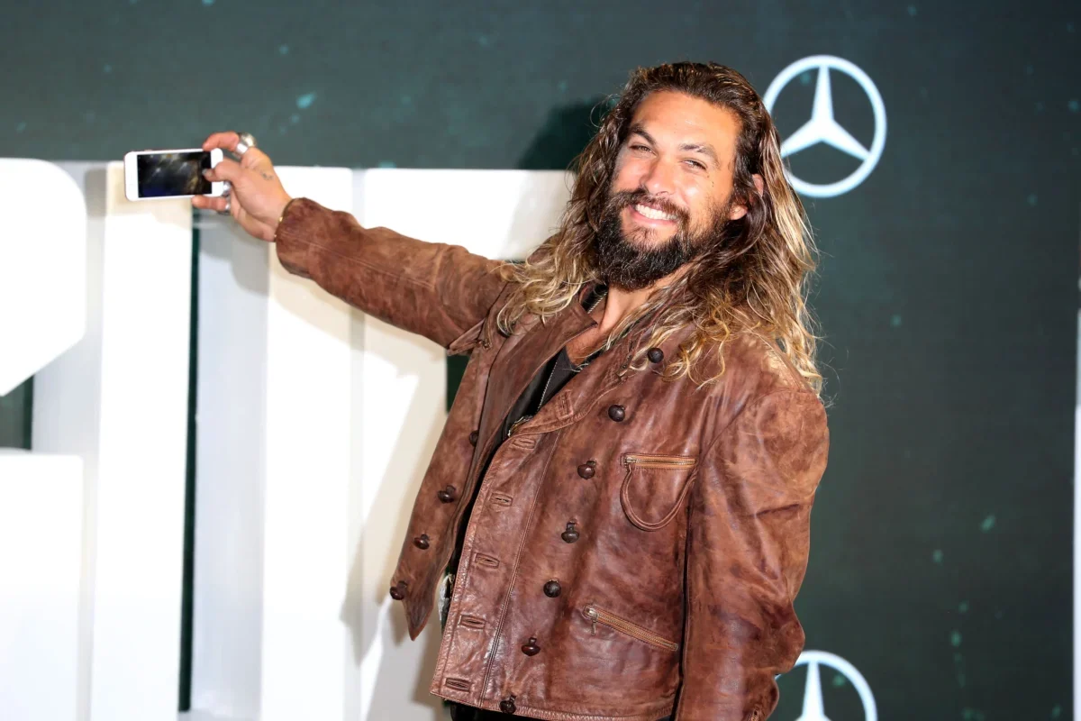 Jason Momoa se fotí.