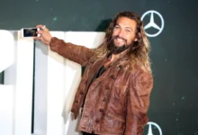 Jason Momoa se fotí.