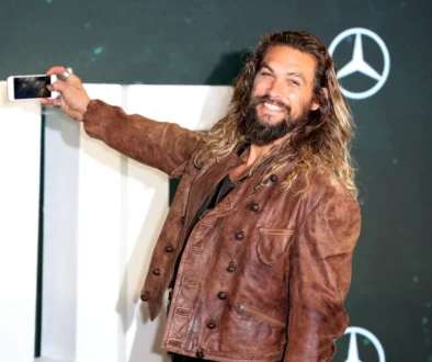 Jason Momoa se fotí.
