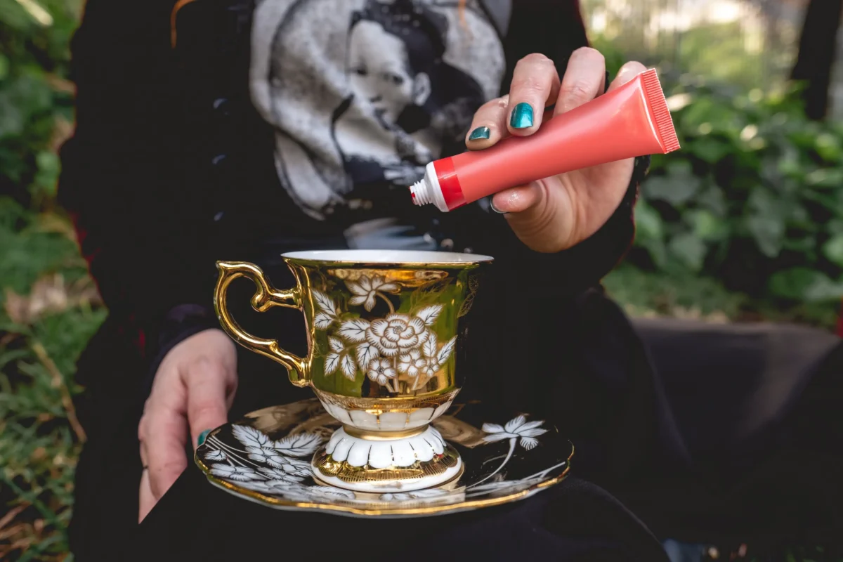 Žena do hrnku kape barvivo. 