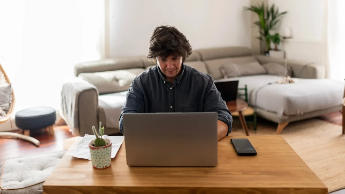 Muž pracuje u notebooku.