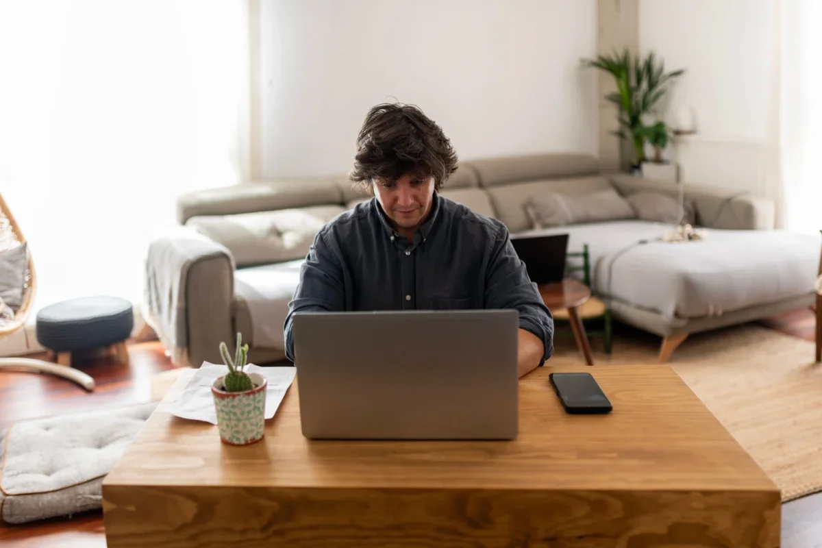 Muž pracuje u notebooku.