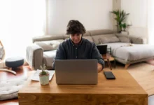 Muž pracuje u notebooku.