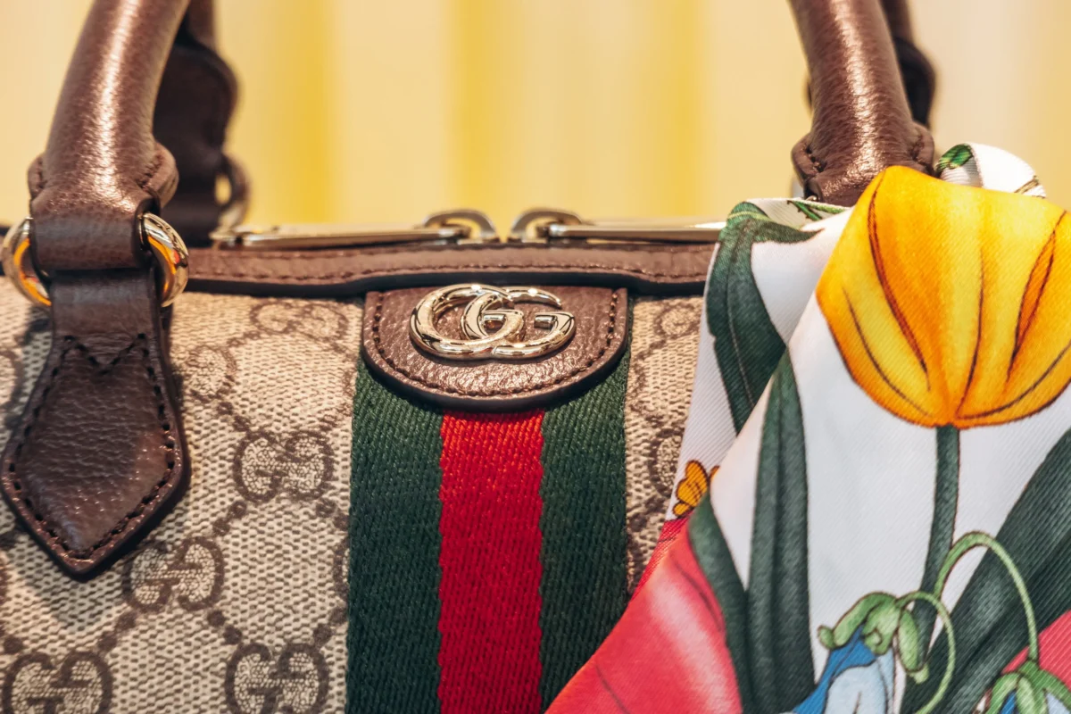 Na Gucci kabelce leží šátek. 