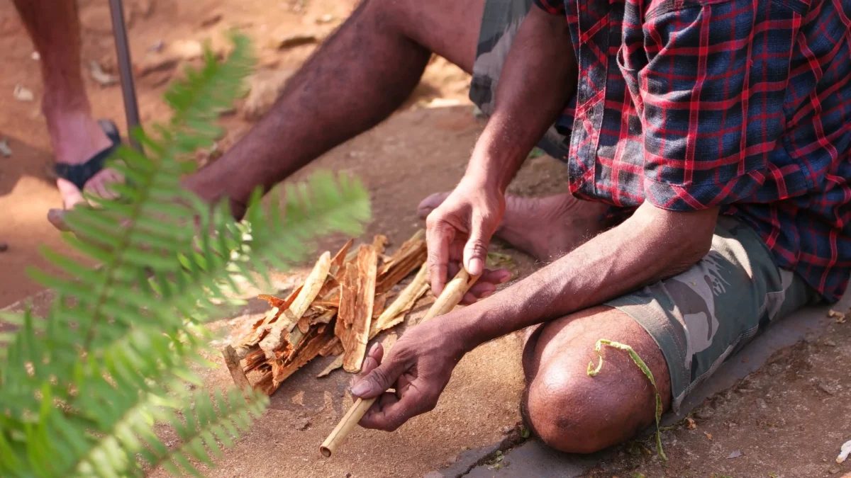 muž vyrábí skořici