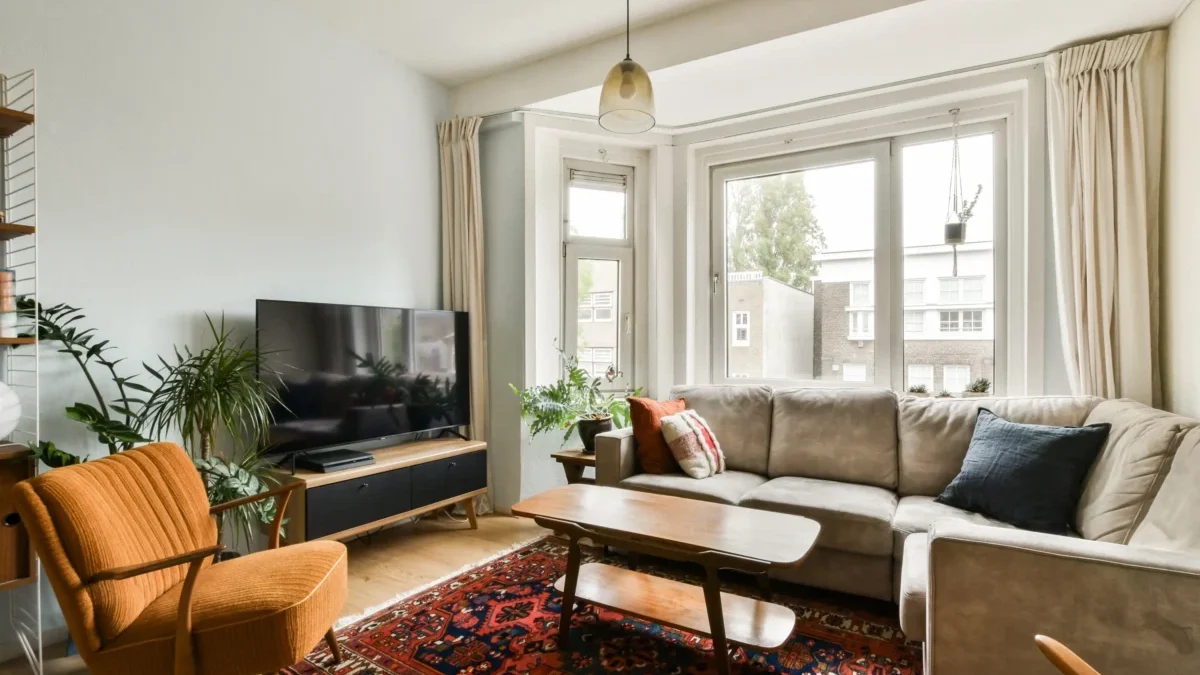 televize s odlesky v obýváku