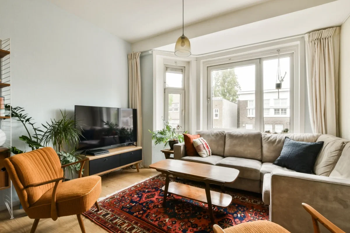 televize s odlesky v obýváku