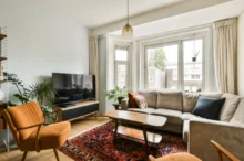 televize s odlesky v obýváku