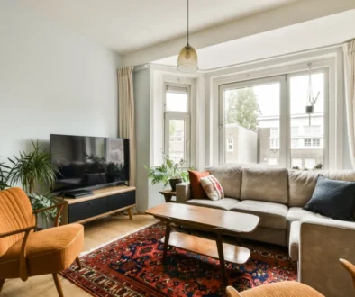 televize s odlesky v obýváku