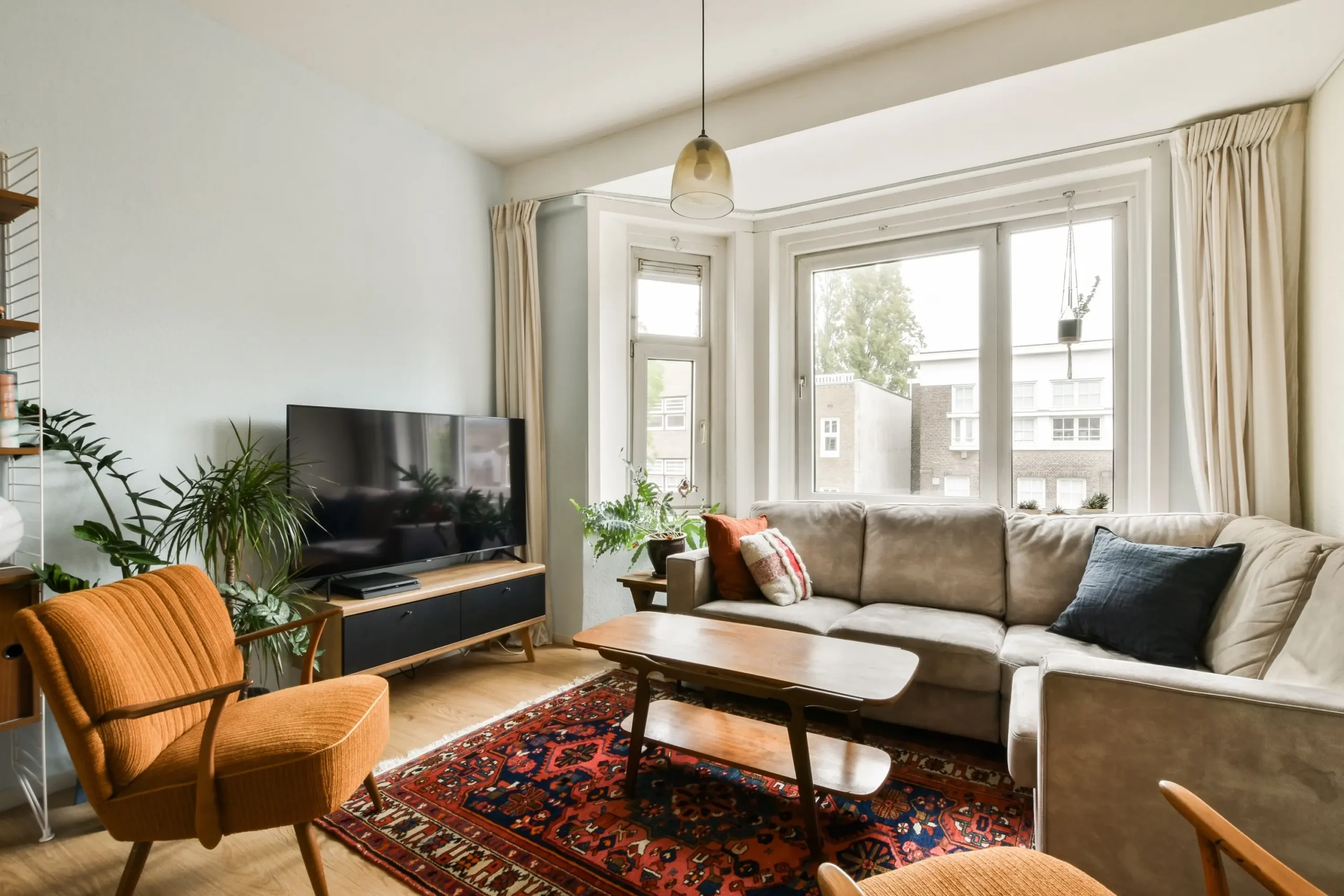 televize s odlesky v obýváku