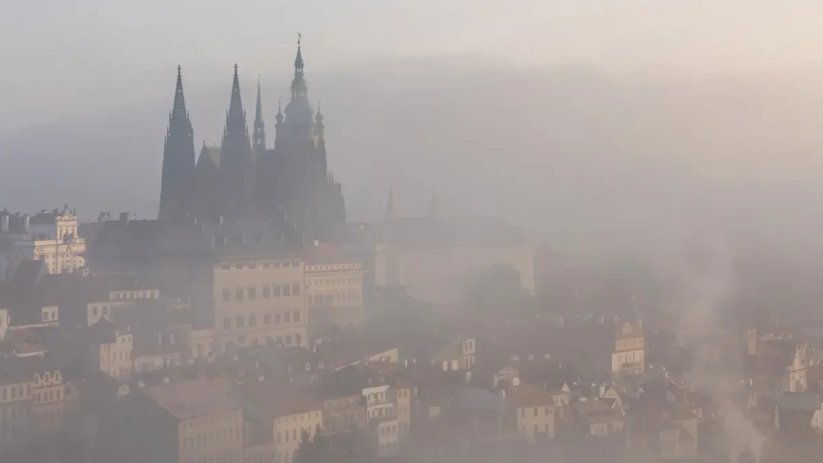 Pražský hrad v mlhavém ránu