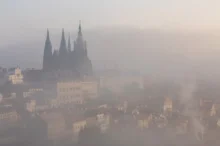 Pražský hrad v mlhavém ránu