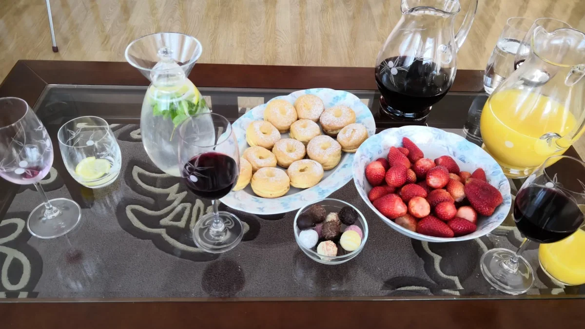 Na stole je pohoštění a nápoje.