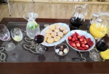 Na stole je pohoštění a nápoje.