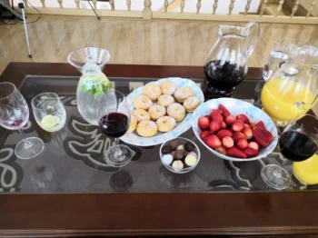 Na stole je pohoštění a nápoje.
