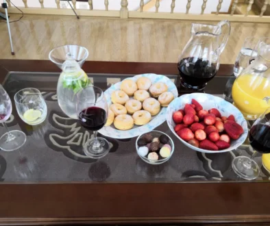 Na stole je pohoštění a nápoje.