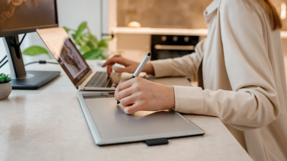 Žena pracuje s dotykovým perem.