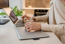 Žena pracuje s dotykovým perem.