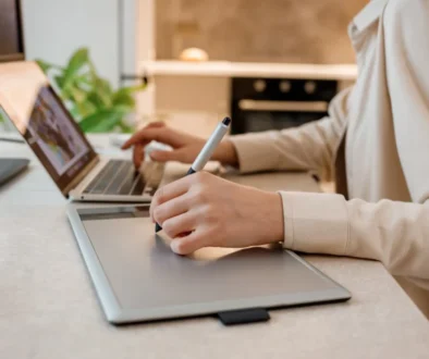 Žena pracuje s dotykovým perem.