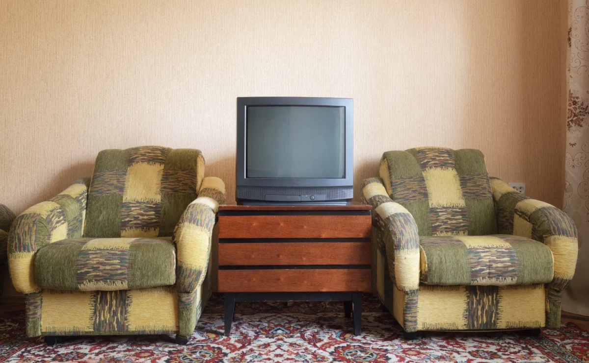 shutterstock_2505124635-2-2 | TVGURU.cz Mezi křesly stojí obrazovka.