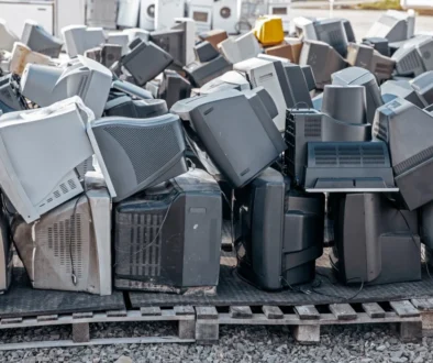 Na skládce leží staré televize.