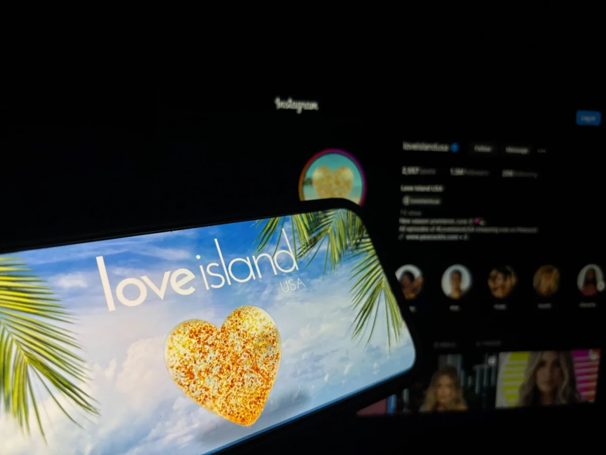 shutterstock_2637692919-2 | TVGURU.cz Na mobilu je spuštěný Love Island.