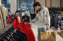 Někdo nad výběrem oblečení stráví hodně času, jiný popadne první věc, kterou najde. Zdroj: Shutterstock