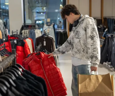 Někdo nad výběrem oblečení stráví hodně času, jiný popadne první věc, kterou najde. Zdroj: Shutterstock