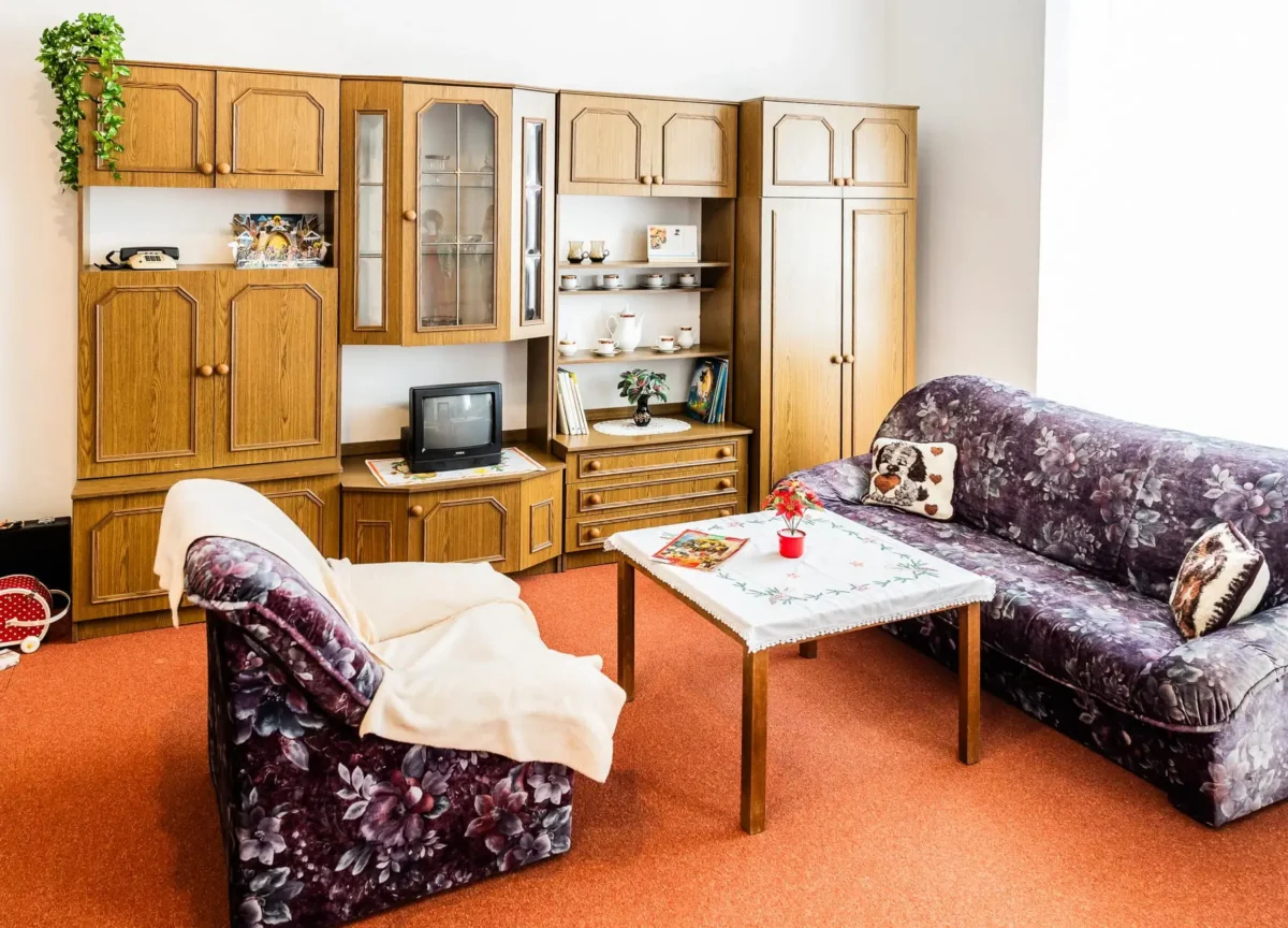 staré vybavení obýváku