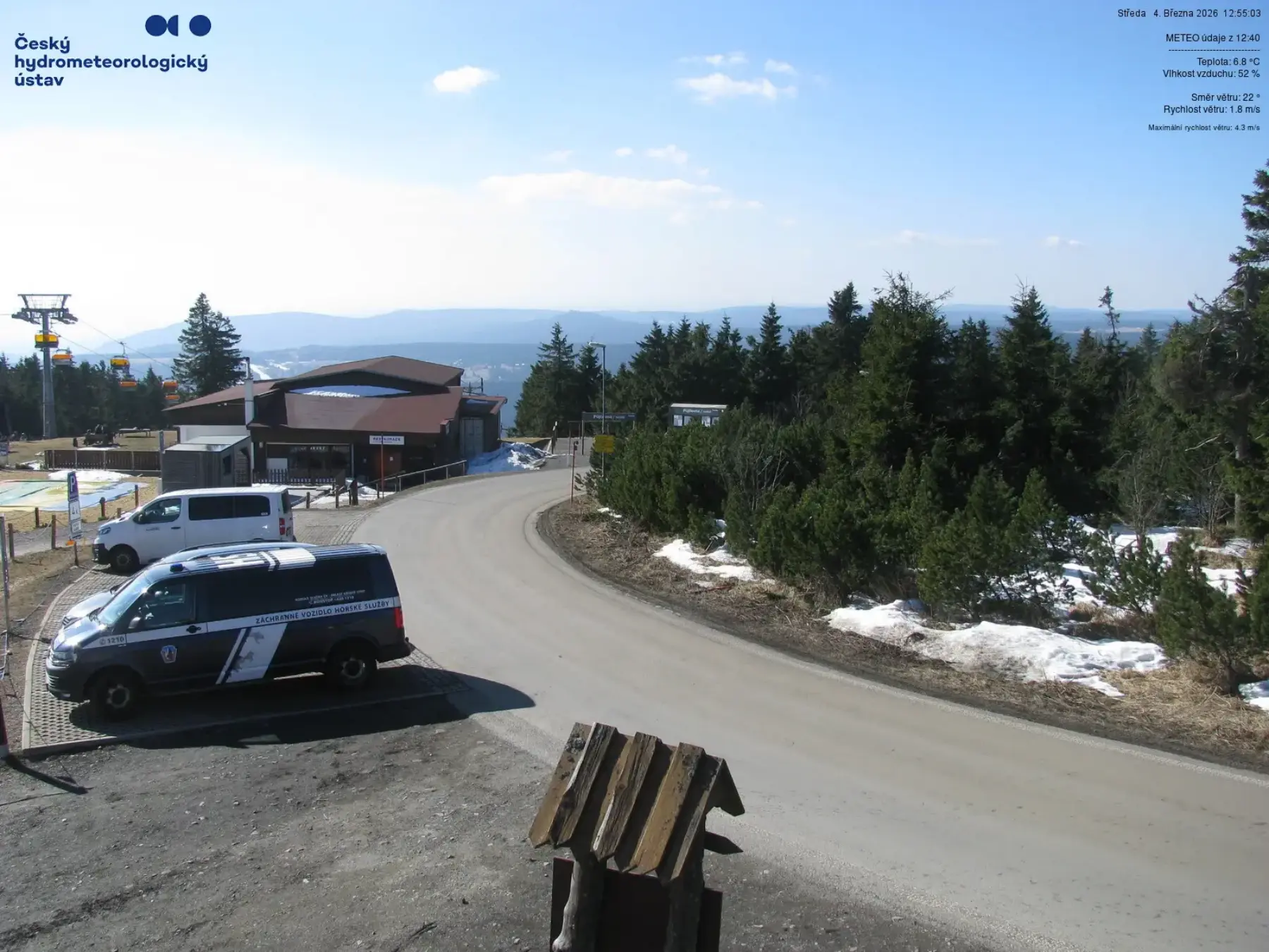 Poslední zbytky sněhu na horách