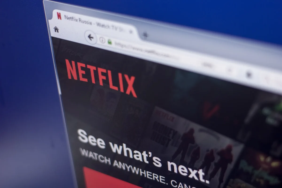 Na notebooku běží Netflix. 