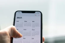 Člověk má v telefonu otevřený kalendář.