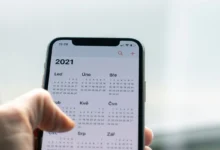 Člověk má v telefonu otevřený kalendář.