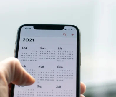 Člověk má v telefonu otevřený kalendář.