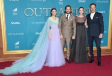 Herci z Cizinky stojí na červeném koberci.