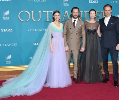 Herci z Cizinky stojí na červeném koberci.