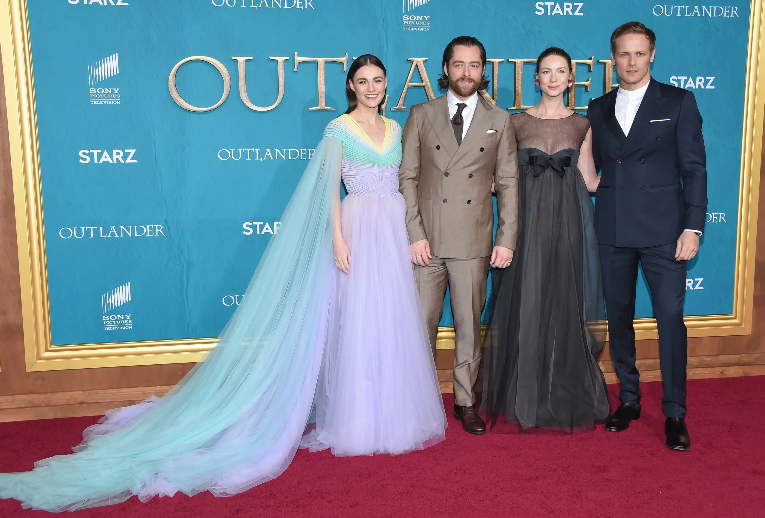 Herci z Cizinky stojí na červeném koberci.