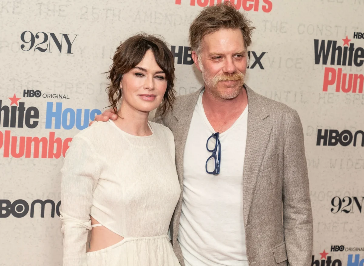 Lena Headey objímá muže.