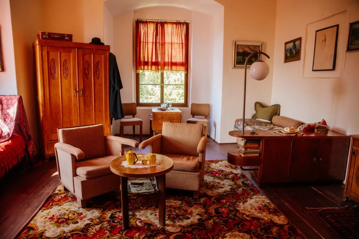 V pokoji Jana Masaryka na zámku Jezeří převažovaly obrazy. Zdroj: Shutterstock