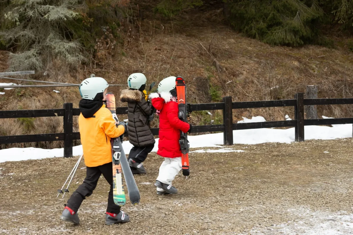 Ač to venku nevypadá, na horách se pořád lyžuje. Zdroj: Shutterstock | TVGURU.cz Ač to venku nevypadá, na horách se pořád lyžuje. Zdroj: Shutterstock