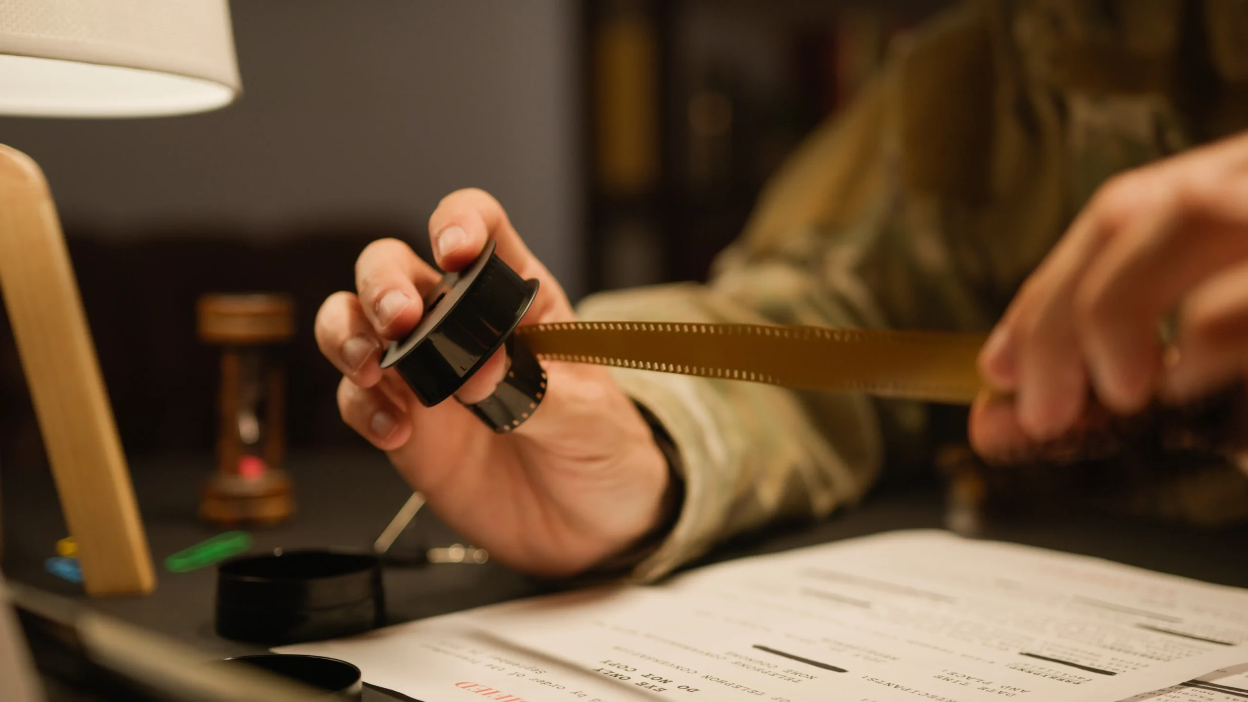 Muž drží filmový pás